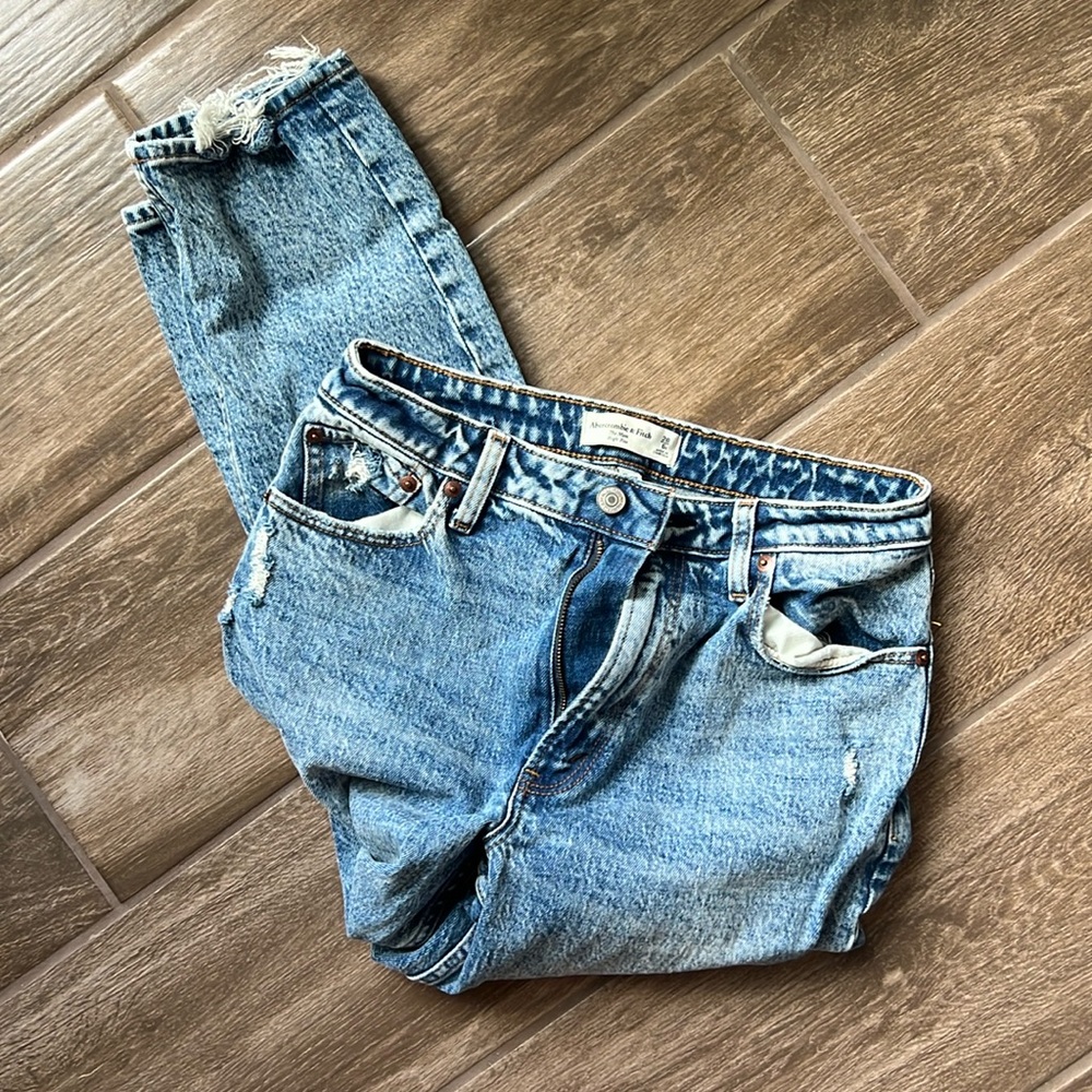 Abercrombie and Fitch, the Mom high-rise cove love jeans. Size 6/28
